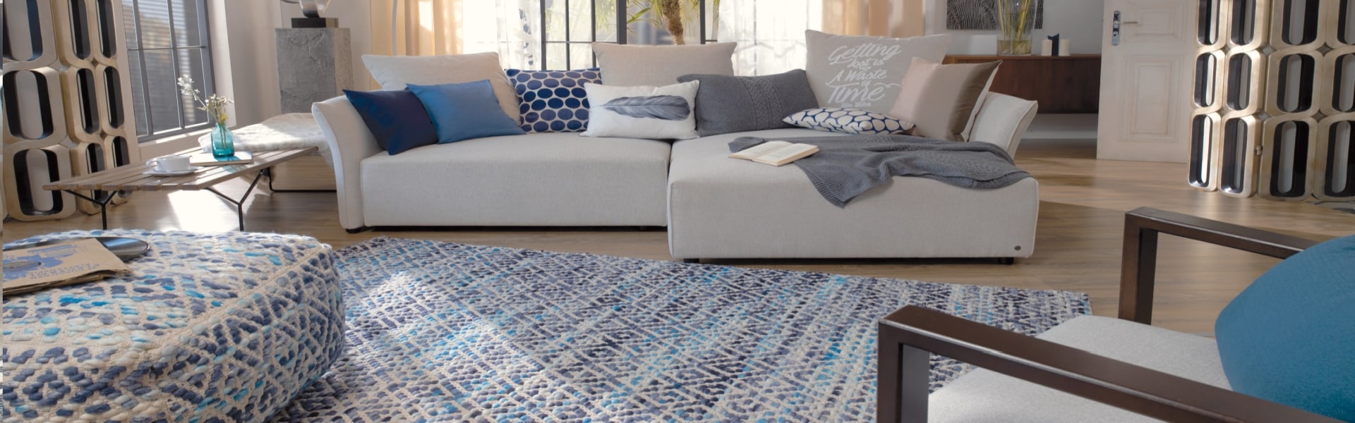 Bild Teppich im Wohnzimmer blau weiss