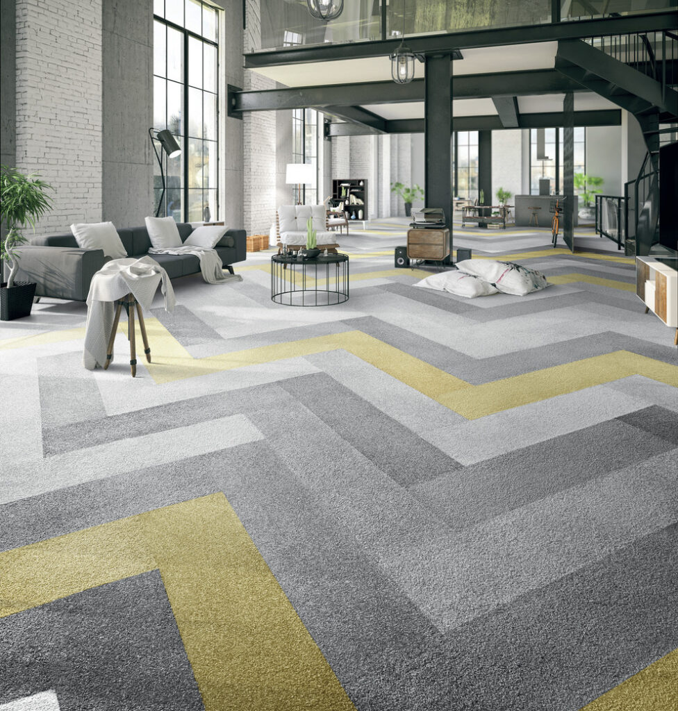 Ein Wohnzimmer mit gelbem und grauem Teppichboden. Fussbodentechnik Schwallach -Bodenbeläge, Vinylbelag, Parkett - Neckaraue 7 - 71686 Remseck