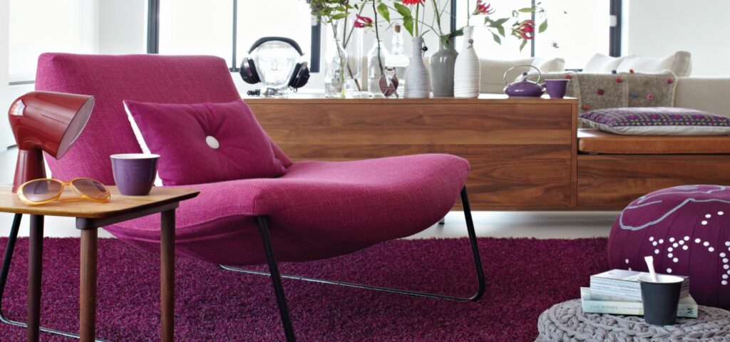 Ein Wohnzimmer mit einem lila Stuhl und einem Couchtisch. Fussbodentechnik Schwallach -Bodenbeläge, Vinylbelag, Parkett - Neckaraue 7 - 71686 Remseck