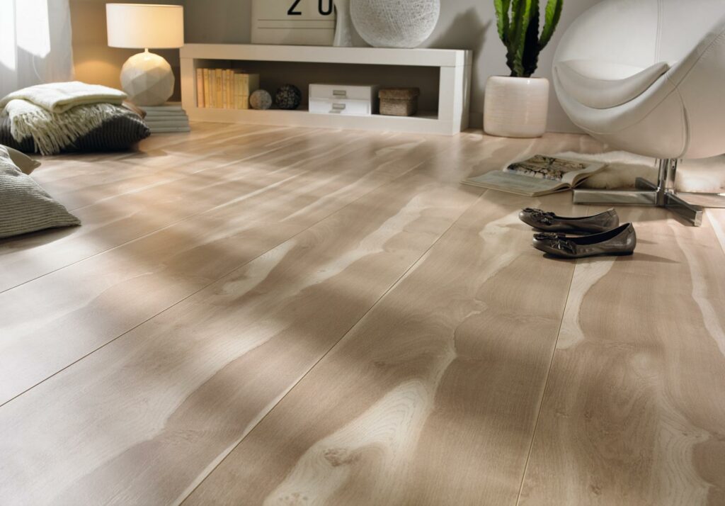 Ein Wohnzimmer mit Laminatböden und weißen Wänden. Fussbodentechnik Schwallach -Bodenbeläge, Vinylbelag, Parkett - Neckaraue 7 - 71686 Remseck
