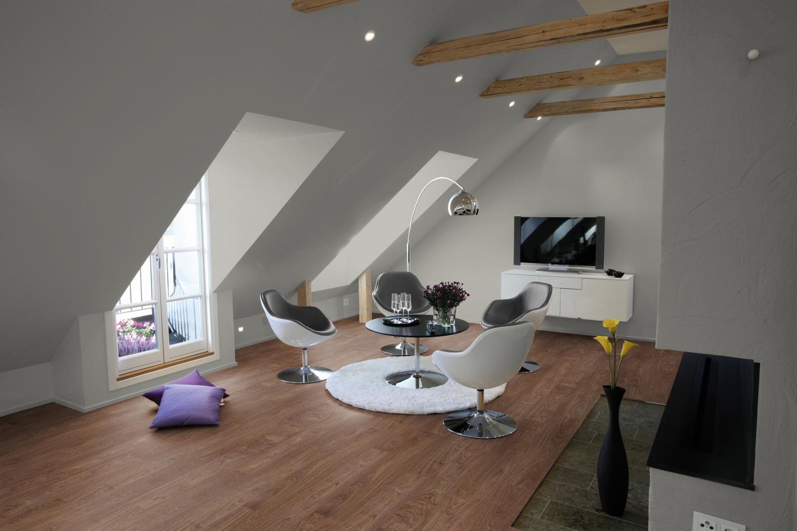 Ein Wohnzimmer im Dachgeschoss mit Laminatboden. Fussbodentechnik Schwallach -Bodenbeläge, Vinylbelag, Parkett - Neckaraue 7 - 71686 Remseck
