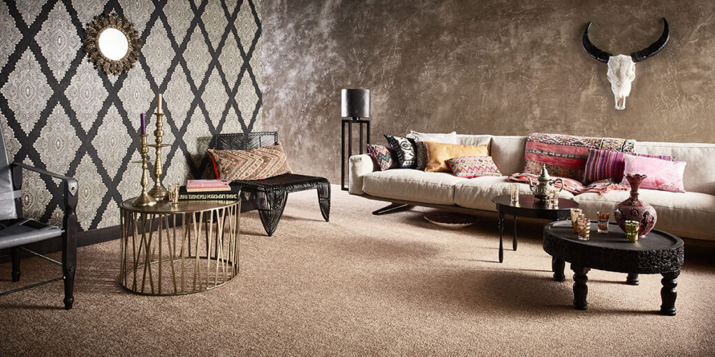 Bild Teppichböden verlegt in einem Wohnzimmer mit Sofa, Stühlen, Couchtisch und Teppichboden. Fussbodentechnik Schwallach -Bodenbeläge, Vinylbelag, Parkett - Neckaraue 7 - 71686 Remseck