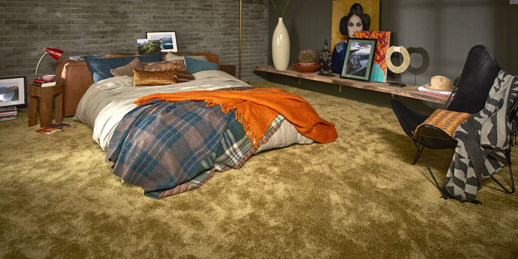 Ein Schlafzimmer mit einem Bett, einem Nachttisch und Teppichboden. Fussbodentechnik Schwallach -Bodenbeläge, Vinylbelag, Parkett - Neckaraue 7 - 71686 Remseck