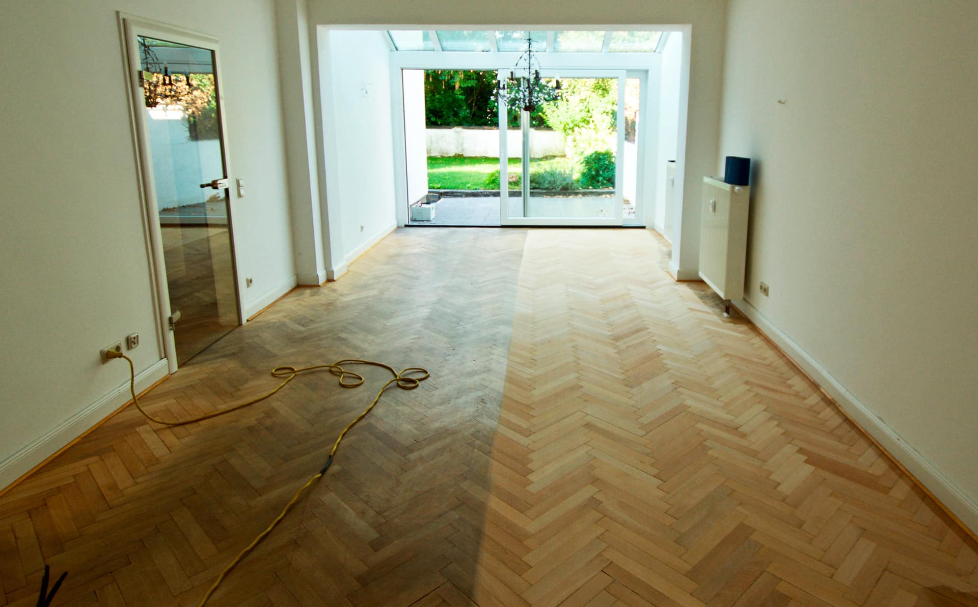 Ein Raum mit geschliffenem Holzboden, der Referenzen zur Schau stellt. Fussbodentechnik Schwallach -Bodenbeläge, Vinylbelag, Parkett - Neckaraue 7 - 71686 Remseck