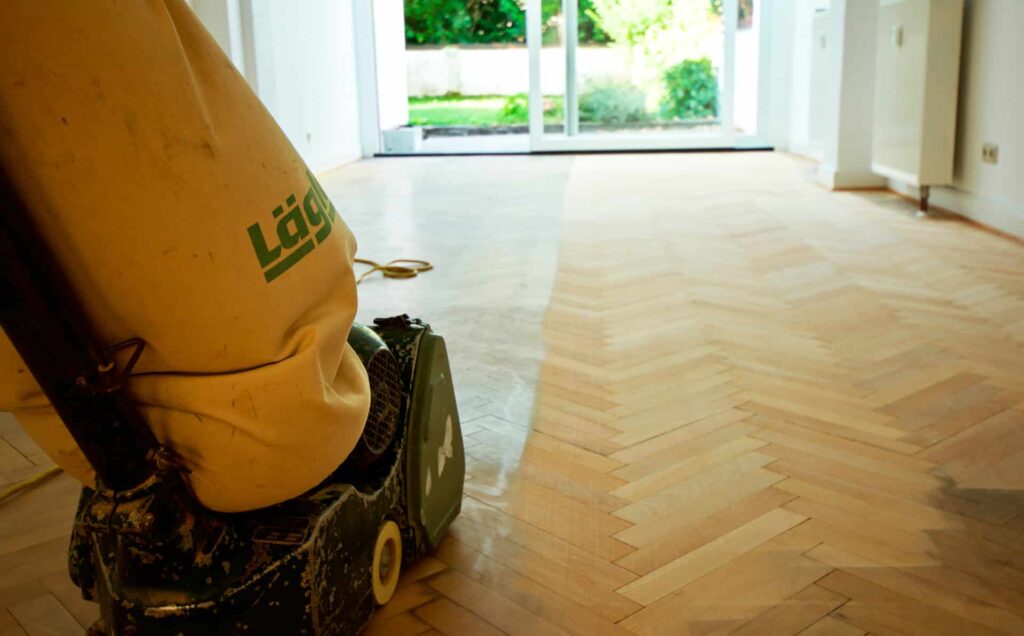 Bild Parkettreparatur- Abschleifen eines Holzbodens verwendet. Fussbodentechnik Schwallach -Bodenbeläge, Vinylbelag, Parkett - Neckaraue 7 - 71686 Remseck