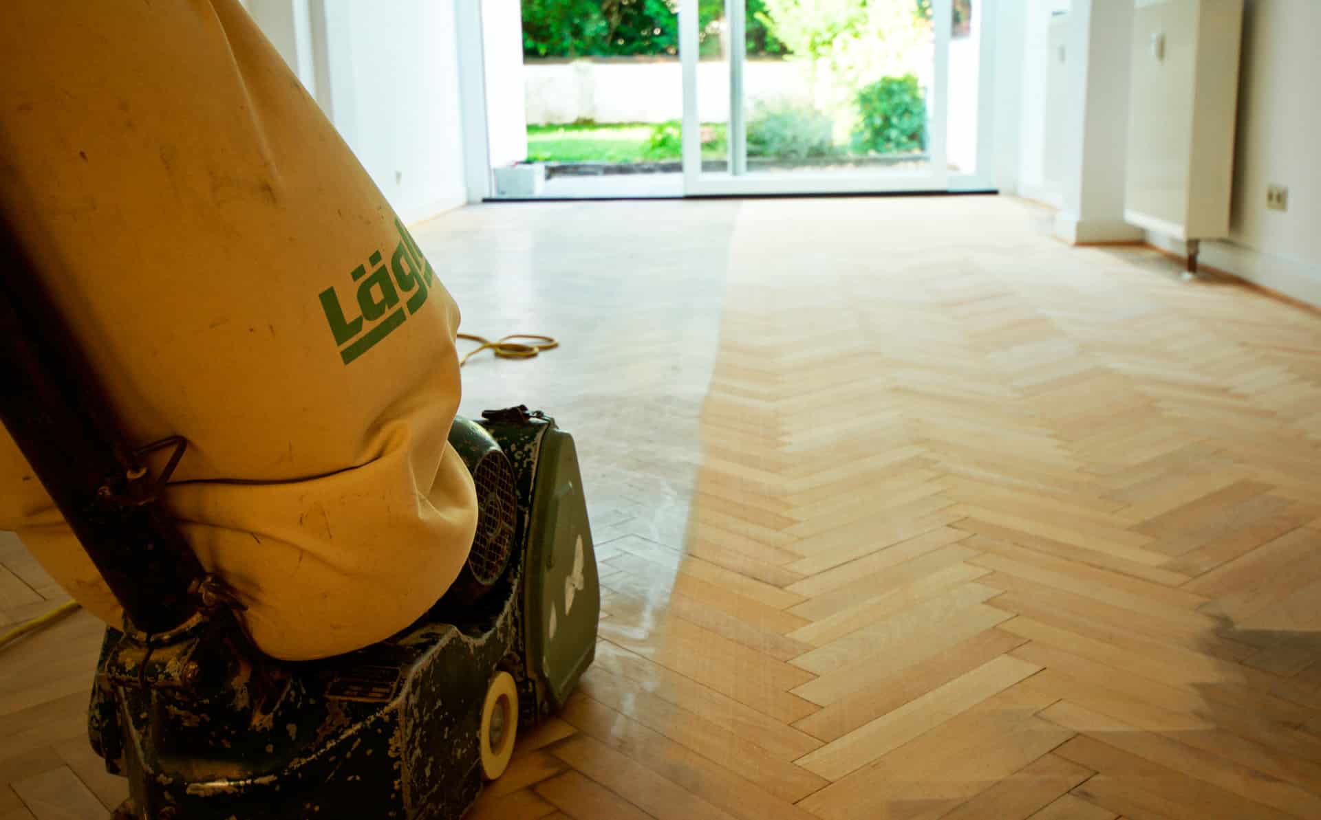 Bild Parkettreparatur- Abschleifen eines Holzbodens verwendet. Fussbodentechnik Schwallach -Bodenbeläge, Vinylbelag, Parkett - Neckaraue 7 - 71686 Remseck