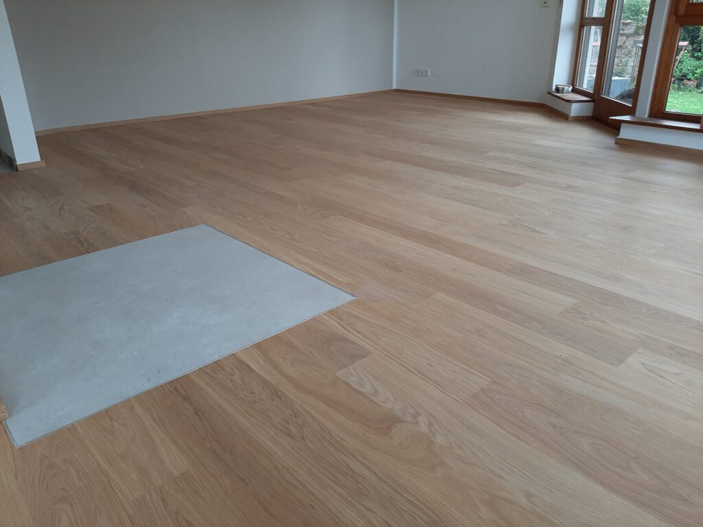 Bild Bodenverlegung schwimmende Verlegung in einem renovierten Raum mit verstreuten Holzböden und Bodenverlegungsmaterialien. Fussbodentechnik Schwallach -Bodenbeläge, Vinylbelag, Parkett - Neckaraue 7 - 71686 Remseck