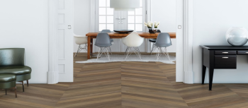Ein modernes Esszimmer mit einem Holztisch, weißen und grauen Stühlen und einem Holzboden mit Chevron-Muster. Im Vordergrund stehen ein schwarzer Konsolentisch und ein grüner Sessel. - Fussbodentechnik Schwallach -Bodenbeläge, Vinylbelag, Parkett - Neckaraue 7 - 71686 Remseck