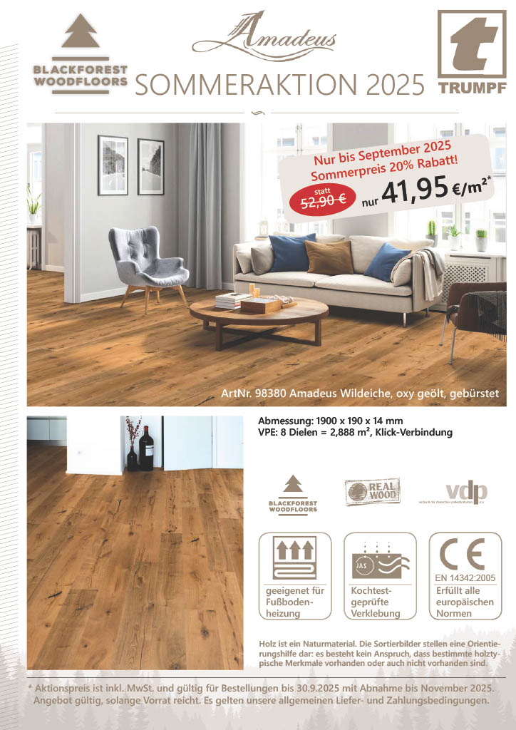 Wohnzimmer mit Amadeus Wildiche-Parkett von Fussbodentechnik Schwallach, modernem grauen Sofa, weißen Vorhängen und Aktionsdetails zum Blackforest Woodfloors Sommerschlussverkauf 2025. - Fussbodentechnik Schwallach -Bodenbeläge, Vinylbelag, Parkett - Neckaraue 7 - 71686 Remseck