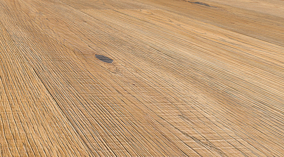 Detailaufnahme einer hochwertigen Parkettoberflaeche mit natuerlicher Holzstruktur
