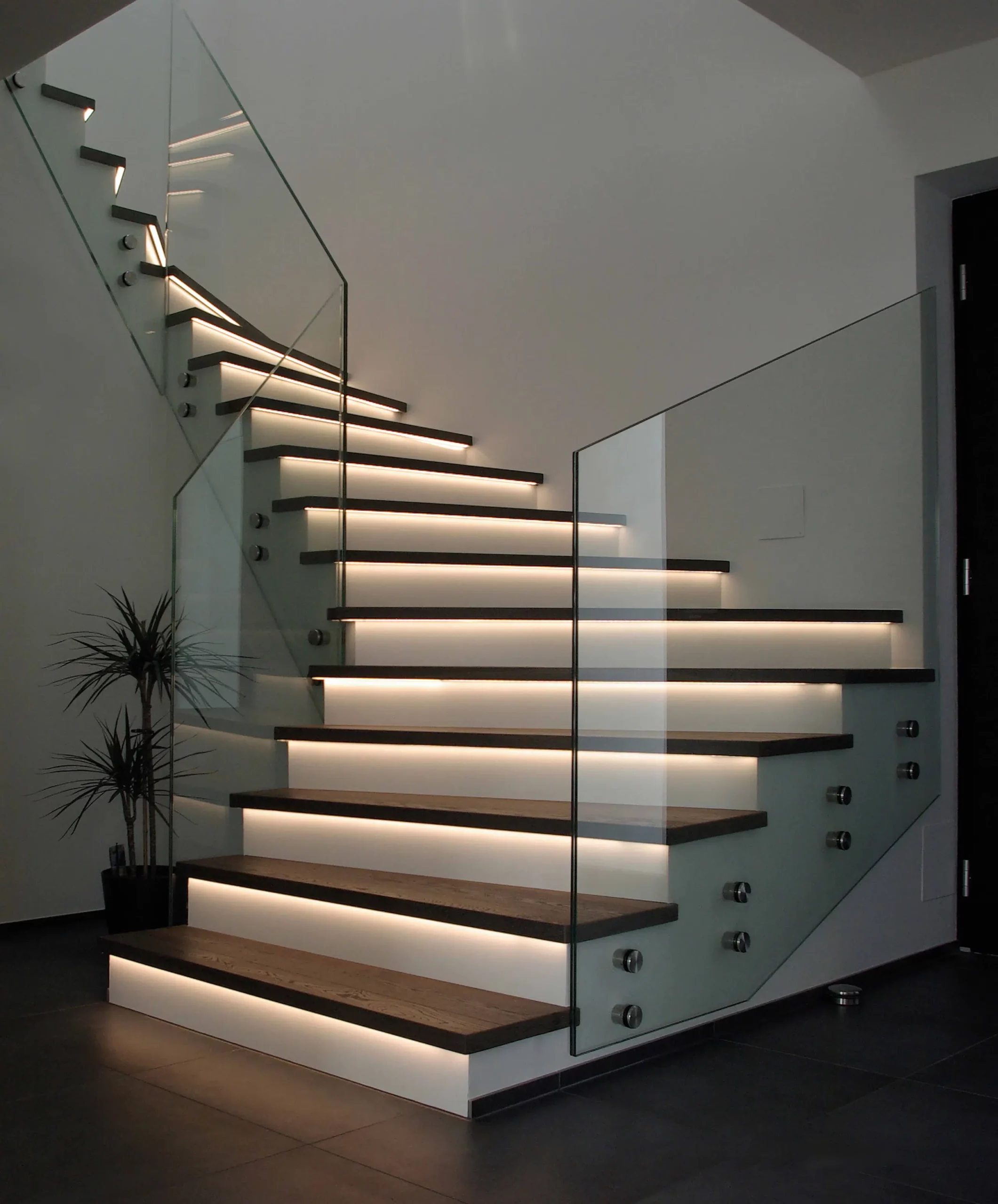 Treppe Eiche dunkel.png 1 scaled