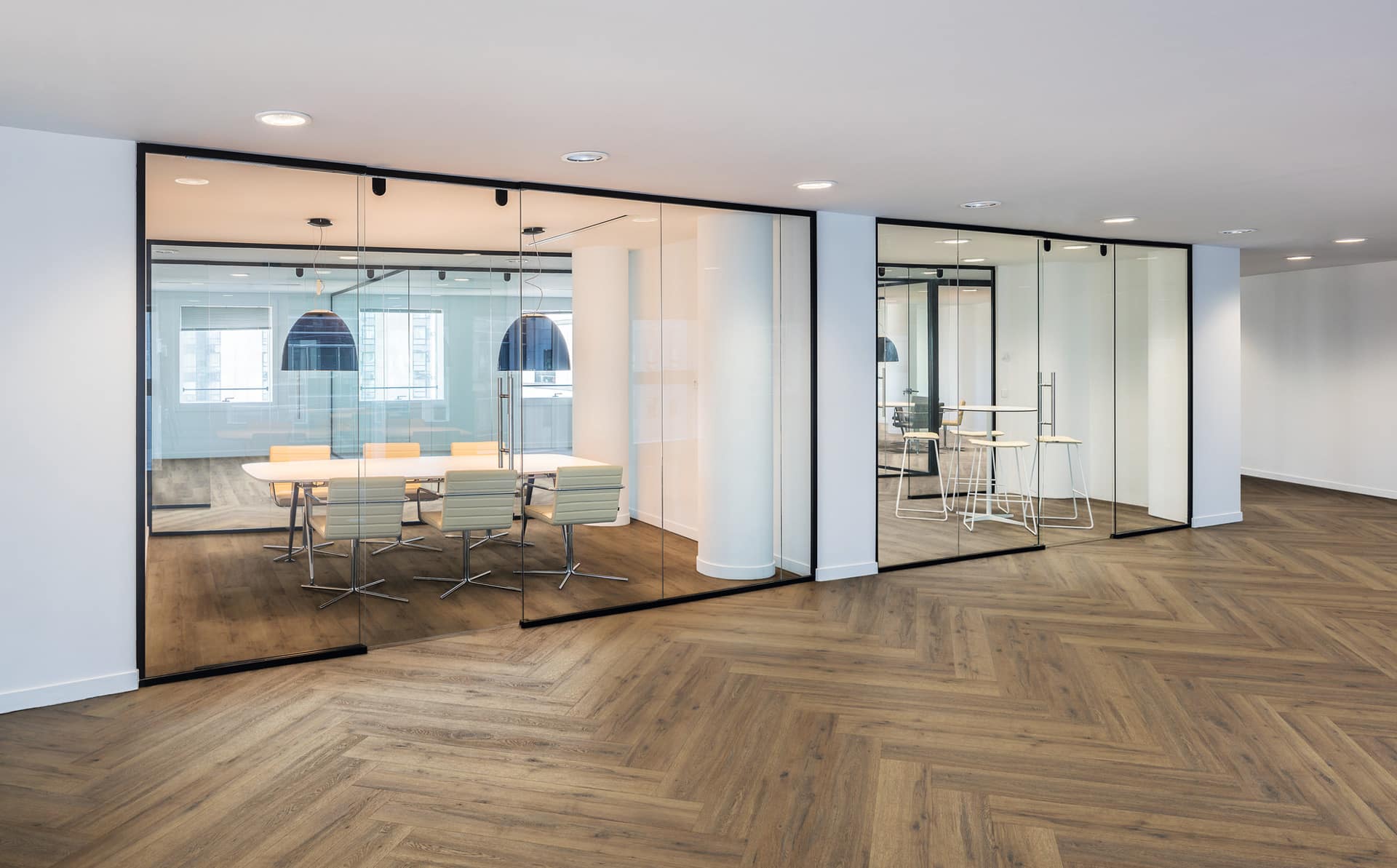Moderner Raum mit Designbelag und natürlicher Holzoptik