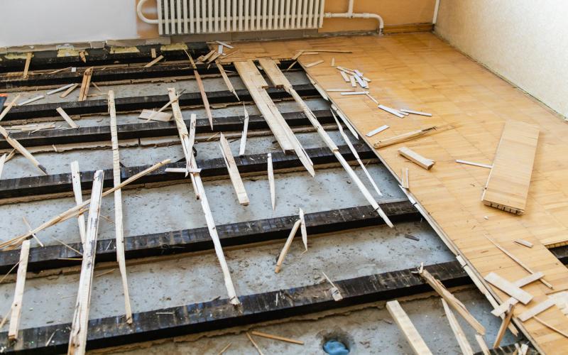 Beschaedigter Parkettboden vor der fachgerechten Instandsetzung